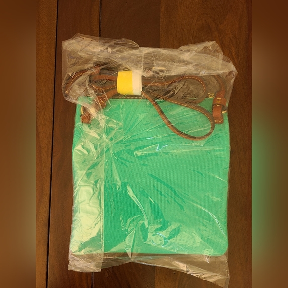 New still in package Dooney & Bourke Triple Zip Crossbody Bag - Picture 2 of 3